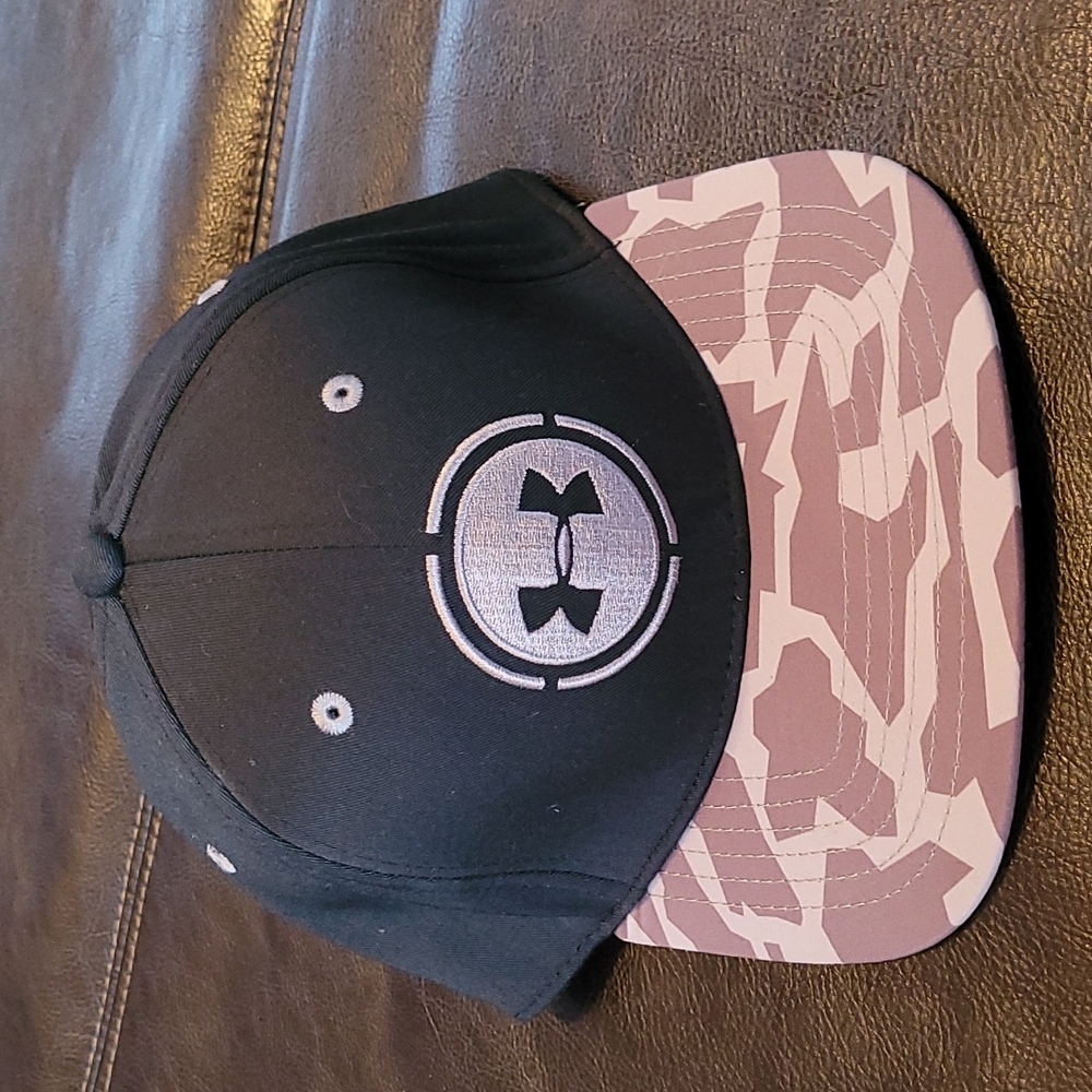 Under Armour hat size Medium like new
